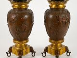 deux vases posés côte à côte sur une table