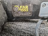 un gros plan du tableau de bord d'une voiture sur lequel est apposé un autocollant représentant des outils automobiles