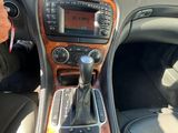 vue du tableau de bord d'une voiture, avec le volant et les commandes du tableau de bord