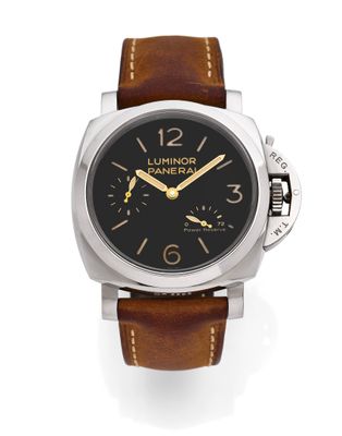 gros plan d'une montre sur une surface blanche avec un bracelet marron