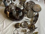 beaucoup d'objets en argent sur la table