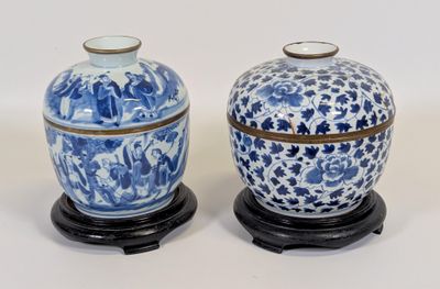 une paire de vases bleus et blancs posés sur un socle en bois