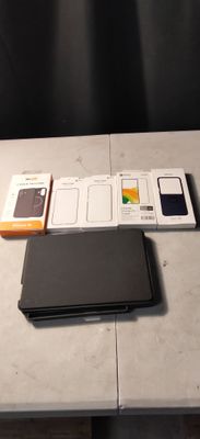 un ordinateur portable, un téléphone portable et un portefeuille posés sur une table