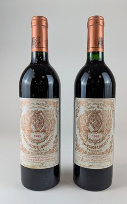 deux bouteilles de vin rouge posées l'une à côté de l'autre sur une table