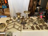 une table sur laquelle se trouvent de nombreux objets différents