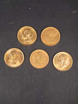 quatre souverains d'or sur un fond noir