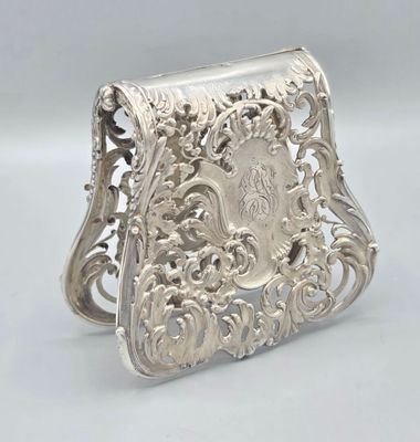 un porte-monnaie ancien en argent sur fond blanc, avec un fond blanc