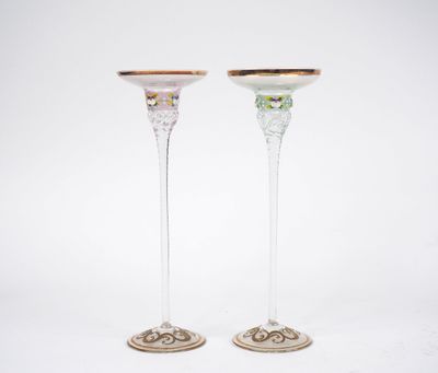 une paire de coupes à champagne aux bords dorés sur fond blanc