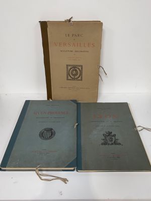 Deux livres sont posés sur une table, à côté d'une boîte.