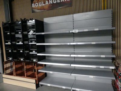 de nombreuses étagères vides dans le magasin, à vendre
