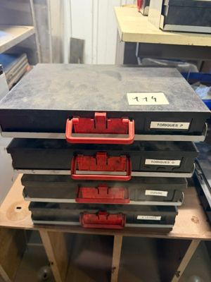 une pile d'outils posée sur une table