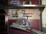 un réfrigérateur dans un coin d'une cuisine, dont les étagères sont bien remplies de nourriture
