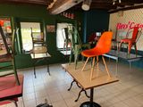 une pièce dans laquelle se trouvent une table, des chaises et un fauteuil