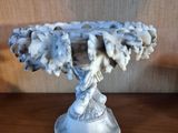 un vase blanc orné de fleurs, posé sur une table en bois