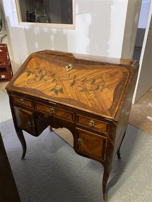 un petit bureau avec un plateau en bois dans une pièce