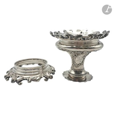 un bougeoir en argent et un porte-bagues sur fond blanc
