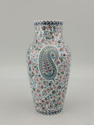 une photo d'un vase orné d'un motif paisley