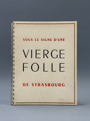 un livre blanc avec des inscriptions noires, posé sur une table
