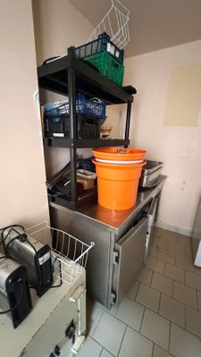 un seau orange posé sur le plan de travail de la cuisine