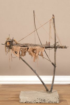 une sculpture représentant un bateau, réalisée à partir de bâtons et de brindilles