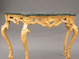 une console richement sculptée, dotée d'un plateau en marbre vert