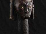 une image représentant une sculpture représentant une tête de femme sur fond noir