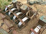 une vieille machine posée par terre
