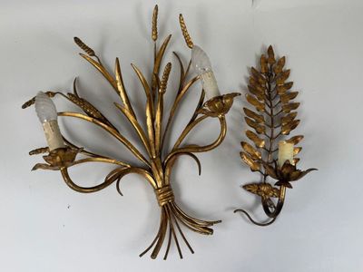 deux appliques murales fixées au mur