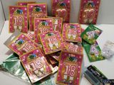 tout un tas de bougies d'anniversaire posées sur une table