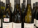 plusieurs bouteilles de vin sont alignées sur un comptoir