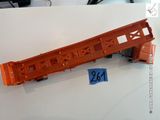 un petit train en jouet posé sur une table sur laquelle figure un chiffre