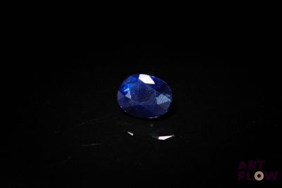 un saphir bleu sur un fond noir