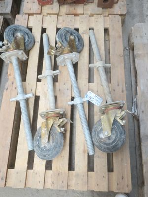 plusieurs morceaux de bois sont empilés sur une palette