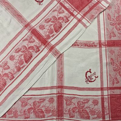 des nappes à carreaux rouges et blancs ornées de fleurs rouges
