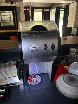 une cafetière posée sur le comptoir d'un restaurant