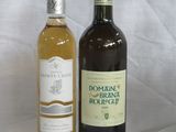 deux bouteilles de vin posées l'une à côté de l'autre sur une table