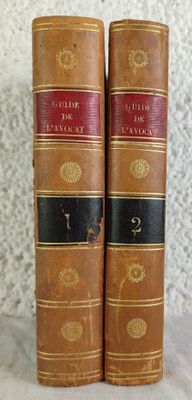 deux vieux livres posés sur une table l'un à côté de l'autre