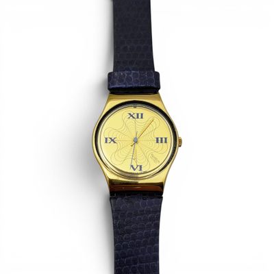 gros plan d'une montre-bracelet sur une surface blanche