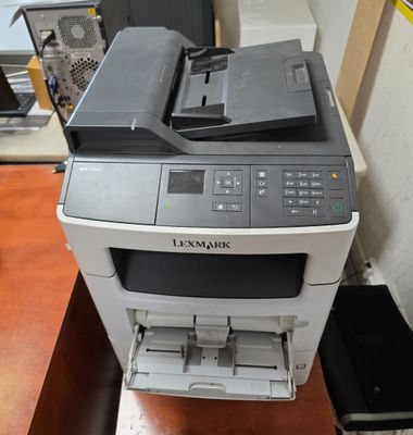une imprimante posée sur un bureau
