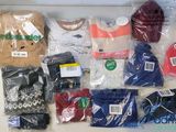 un tas de vêtements posés sur une table