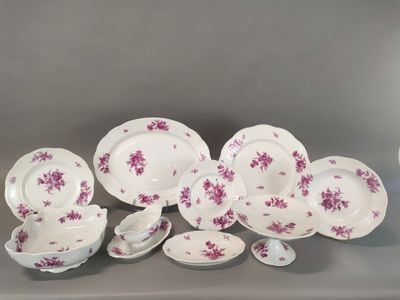 an image of a bunch of plates and bowls on a table