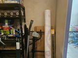 une photo d'un garage où l'on voit de nombreux outils