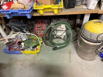 tout un tas d'objets divers éparpillés sur le sol d'un garage