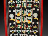 un tissu noir et rouge orné d'un motif représentant des oiseaux et des fleurs