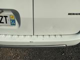 un gros plan d'une voiture blanche avec une plaque d'immatriculation