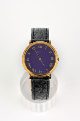 une image d'un gros plan d'une montre-bracelet sur une surface blanche