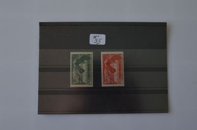 une photo d'une photo montrant quelques timbres sur une feuille de papier