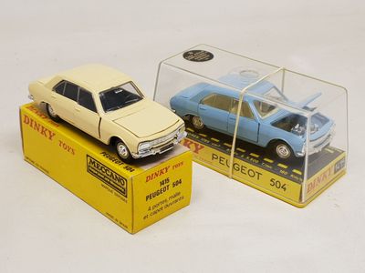 deux petites voitures exposées dans une vitrine