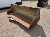 un bulldozer posé au sol à côté d'une camionnette blanche