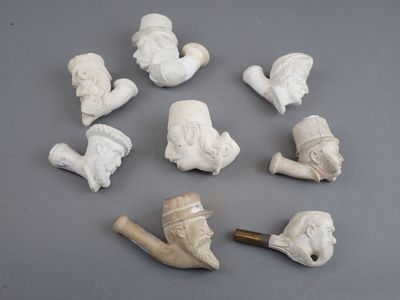 tout un tas de petites figurines blanches posées sur une table